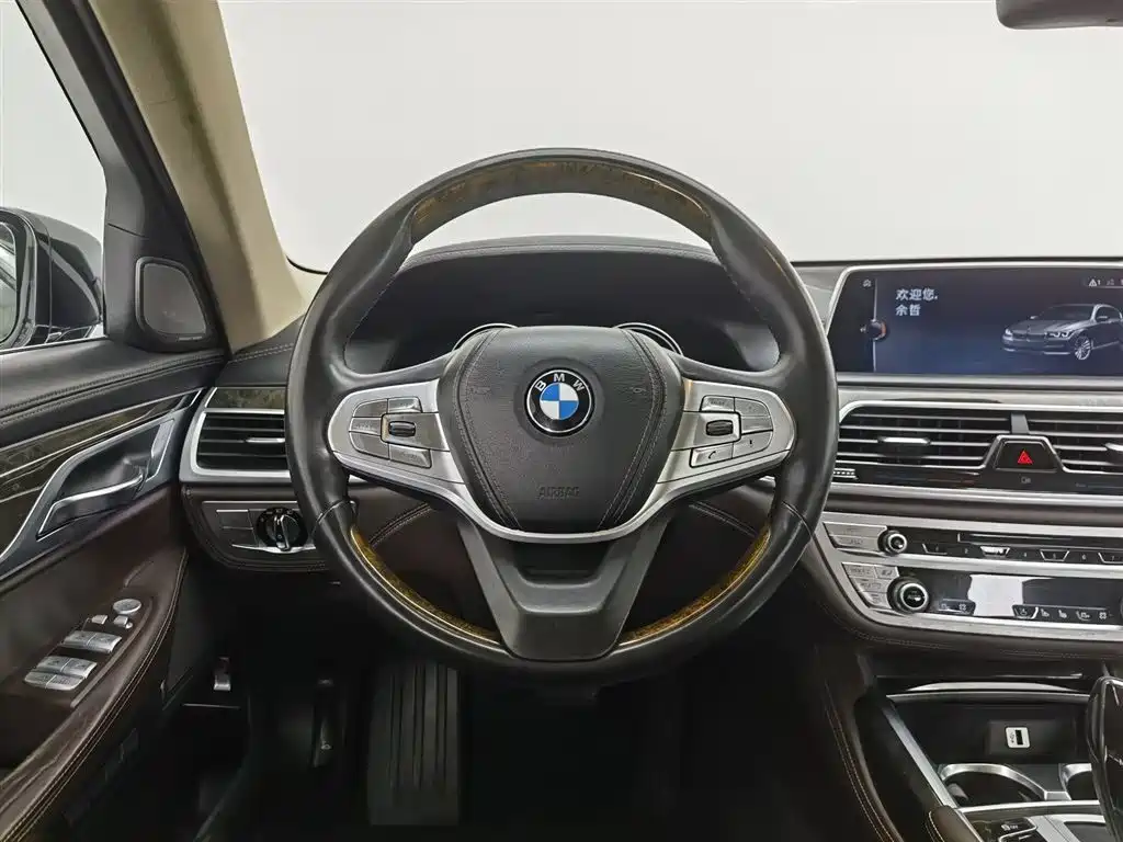 BMW 7 Series 2017 — фото 11