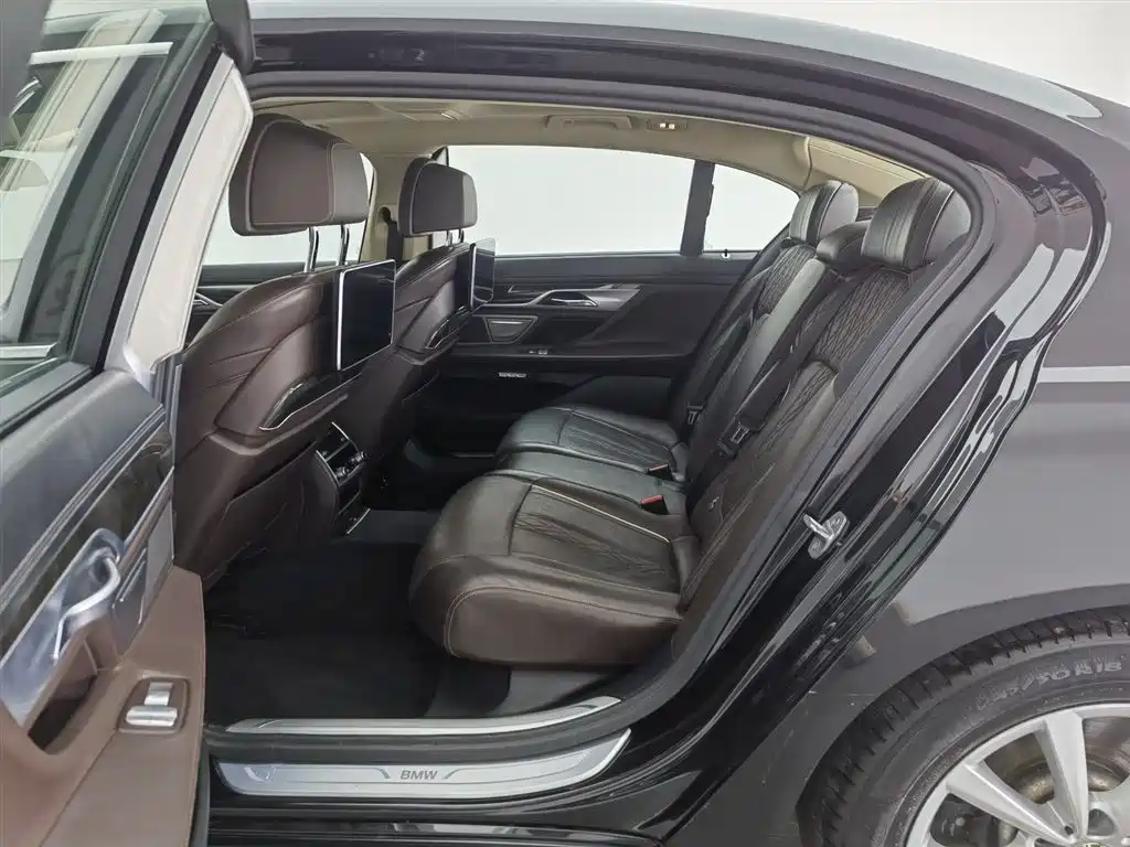 BMW 7 Series 2017 — фото 15