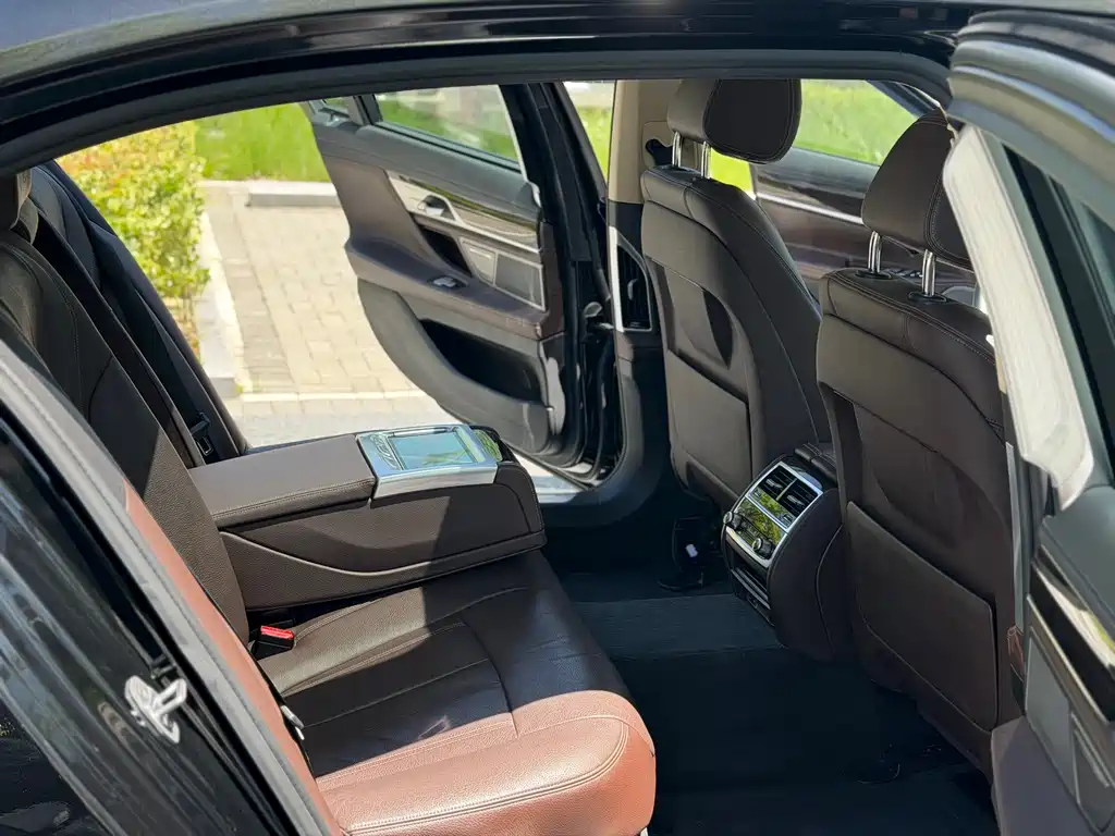 BMW 7 Series 2016 — фото 13