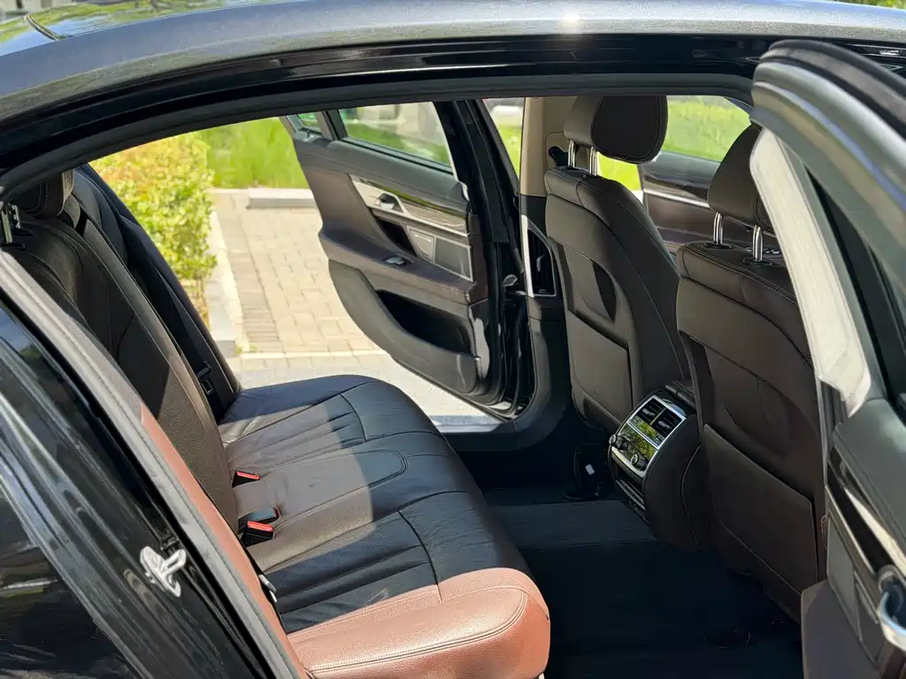 BMW 7 Series 2016 — фото 11