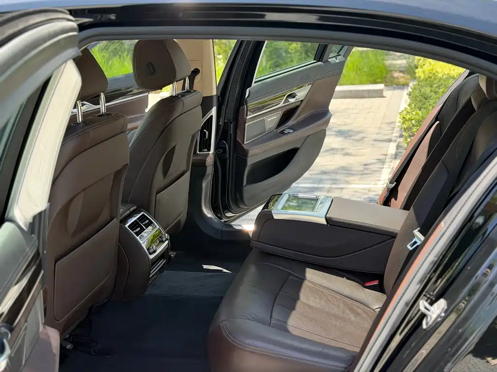 BMW 7 Series 2016 — фото 12