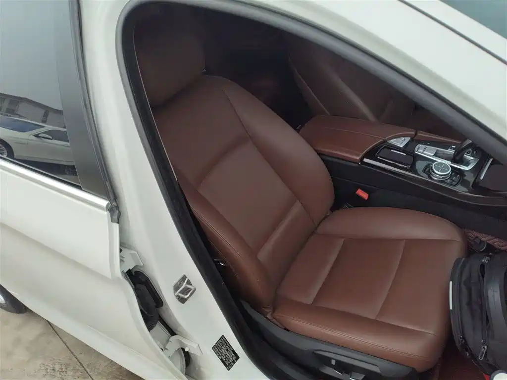 BMW 5 Series 2015 — фото 25