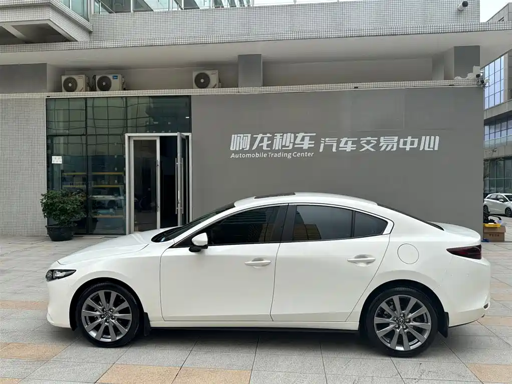 Mazda 3 Axela 2022 — фото 19