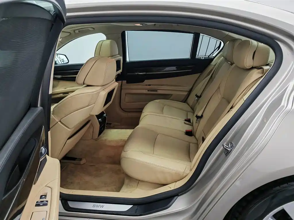 BMW 7 Series 2011 — фото 15