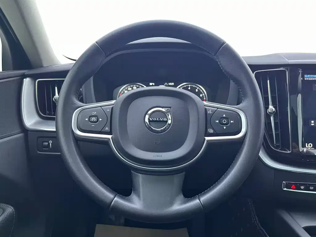 Volvo XC60 2018 — фото 8