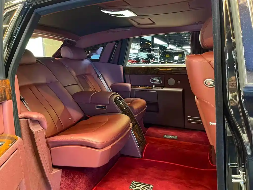 Rolls-Royce Phantom 2016 — фото 17