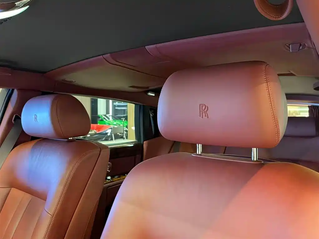 Rolls-Royce Phantom 2016 — фото 11