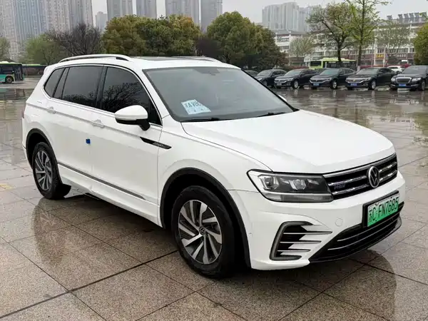 Volkswagen Tiguan L Plug-In Hybrid 2021