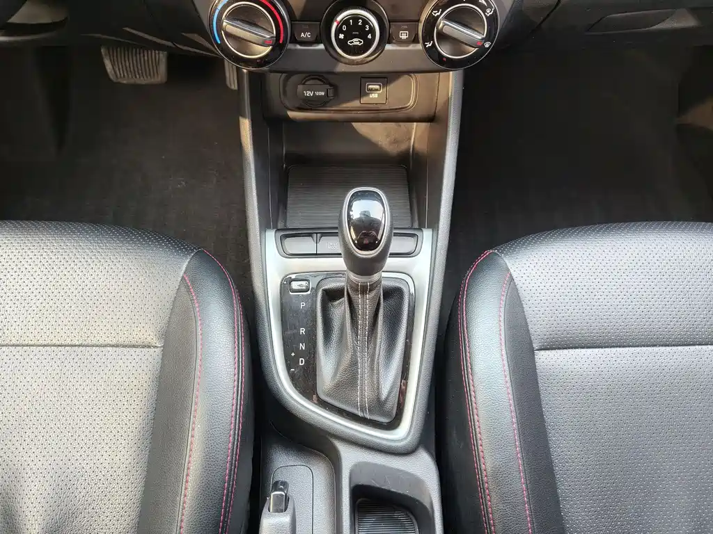 Hyundai Elantra 2023 — фото 19