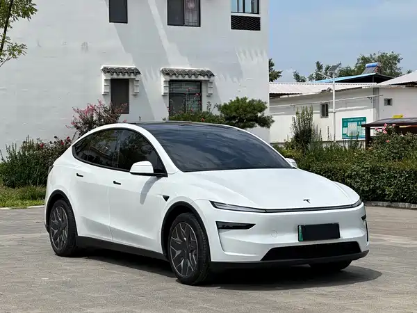 Tesla Model Y L 2026