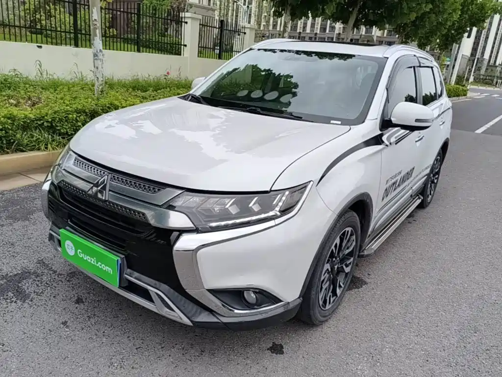 Mitsubishi Outlander 2020 — фото 1
