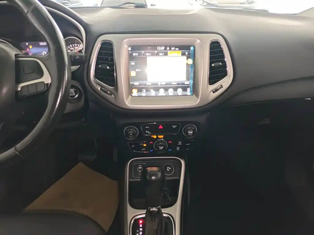 Jeep Compass 2017 — фото 13