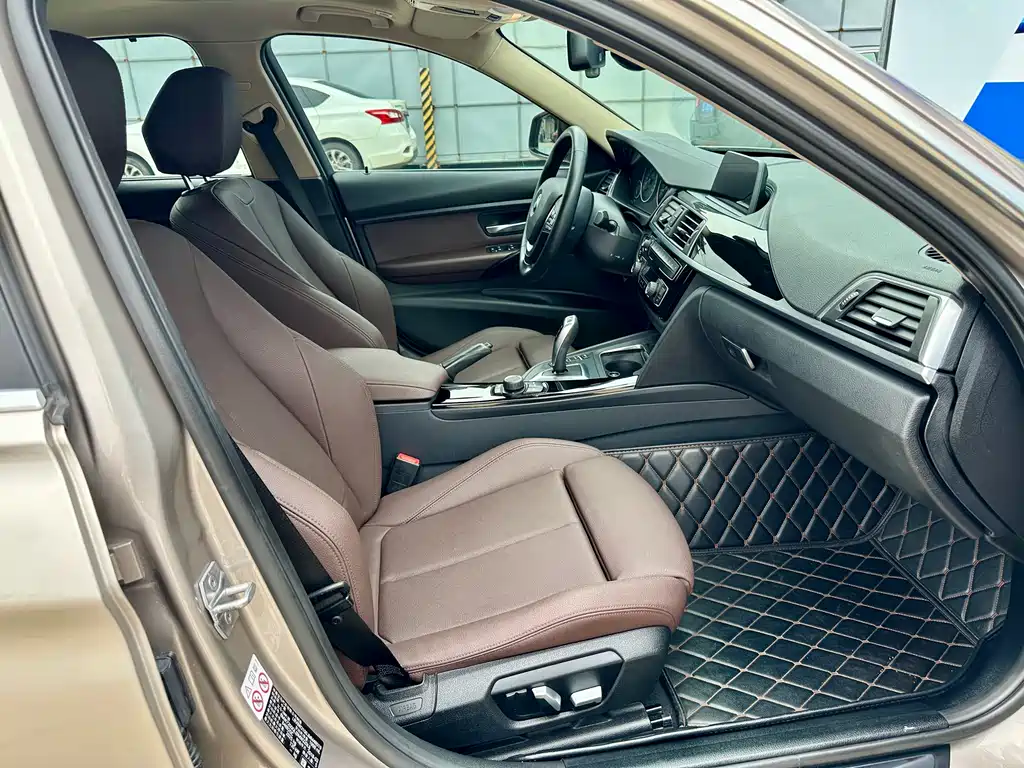 BMW 3 Series 2018 — фото 12