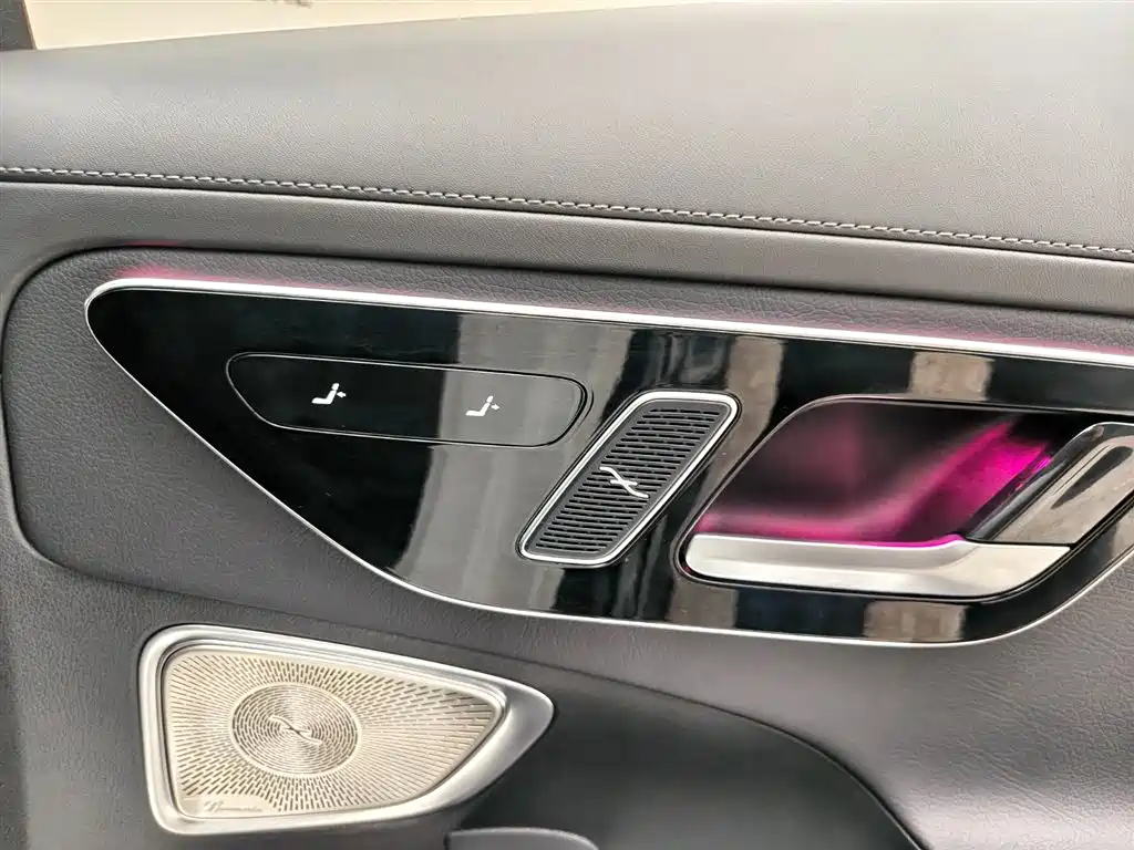 Mercedes-Benz C-Class 2024 — фото 11