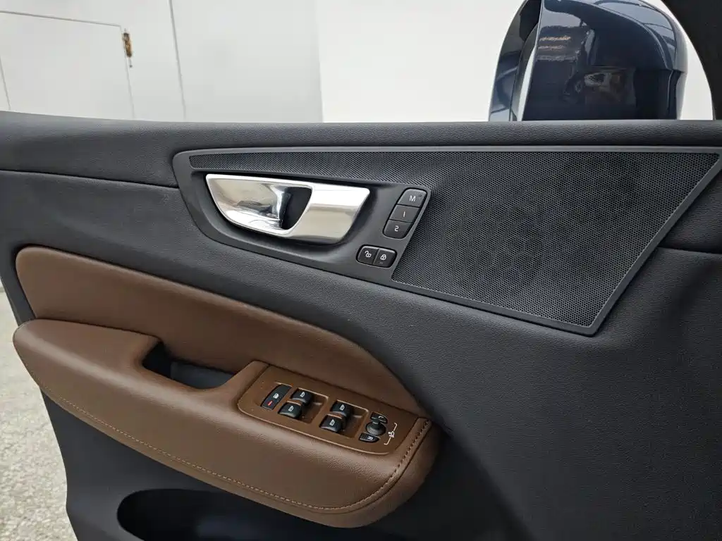 Volvo XC60 2023 — фото 10