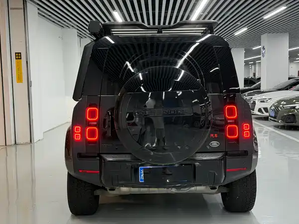 Land Rover Defender 2024