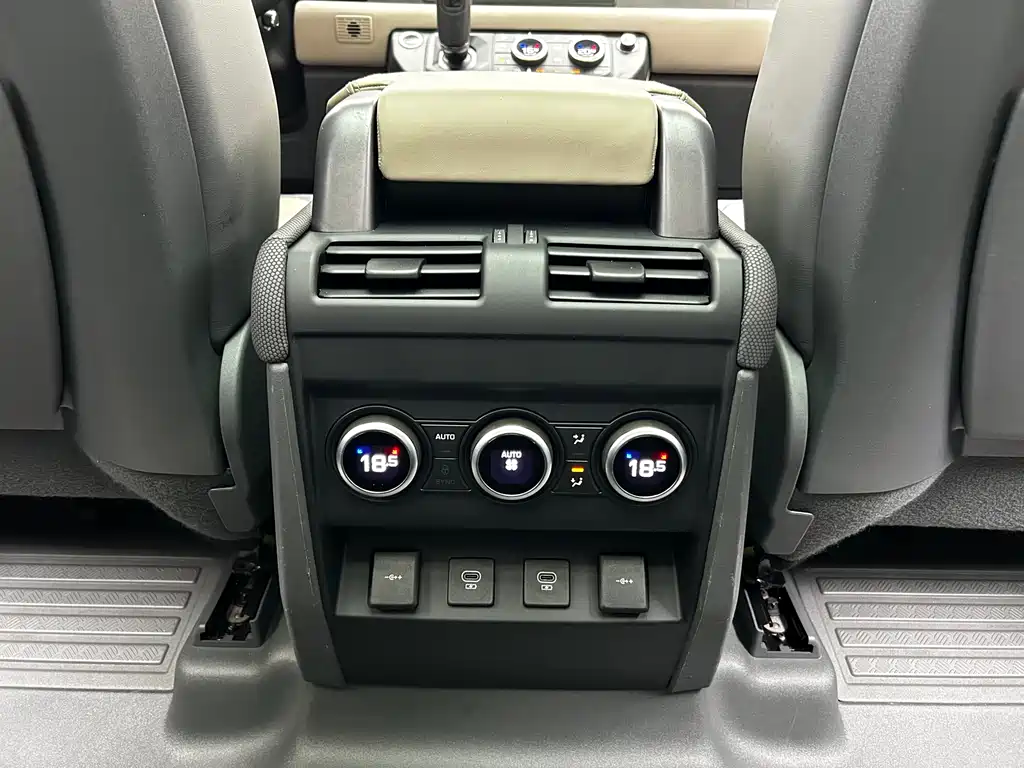 Land Rover Defender 2021 — фото 16