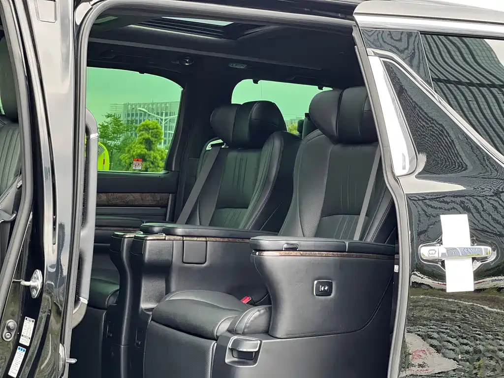 Toyota Alphard 2022 — фото 8