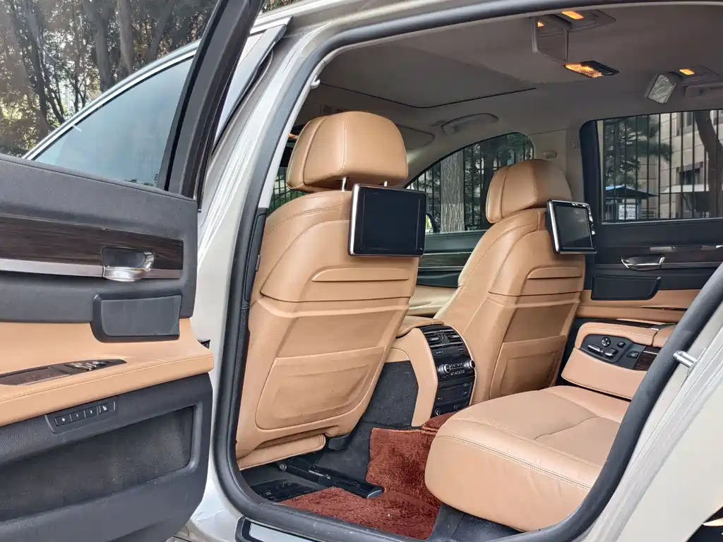 BMW 7 Series 2016 — фото 10