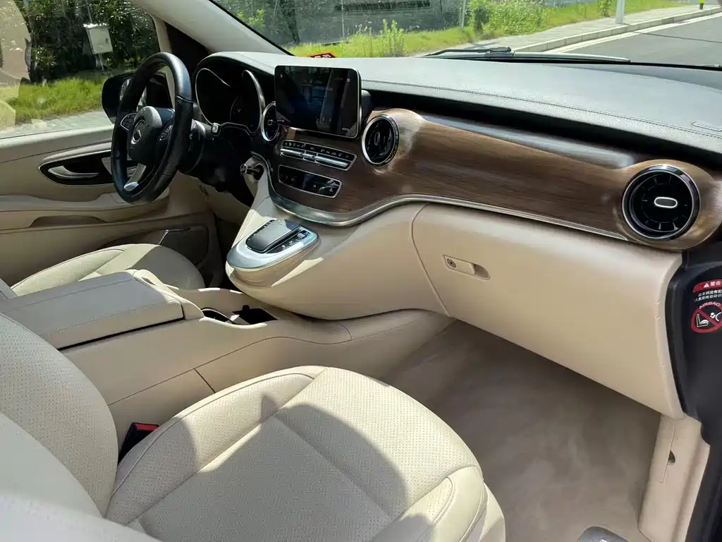 Mercedes-Benz V-Class 2022 — фото 15