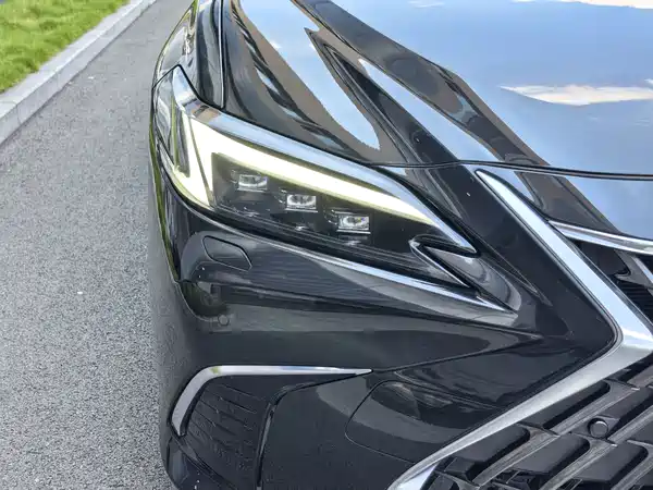 Lexus ES 2025
