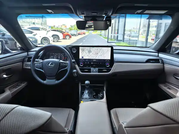 Lexus ES 2025
