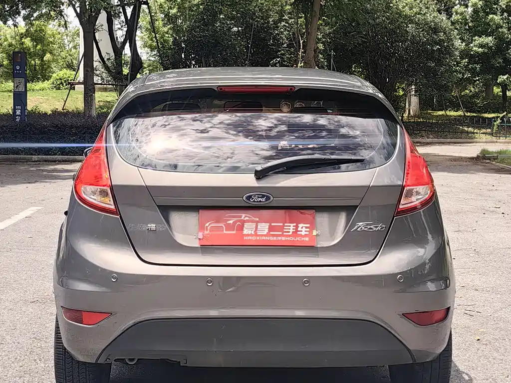 Ford Fiesta 2015 — фото 12