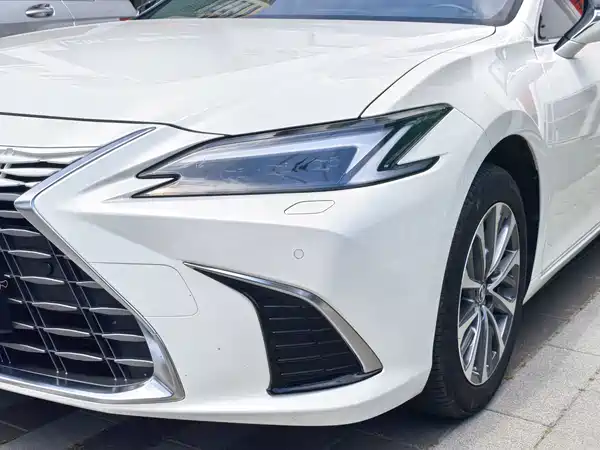 Lexus ES 2025