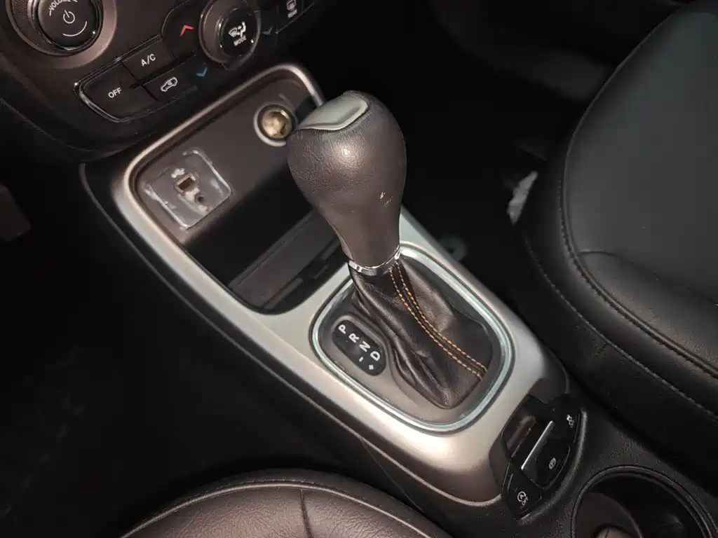 Jeep Compass 2017 — фото 10