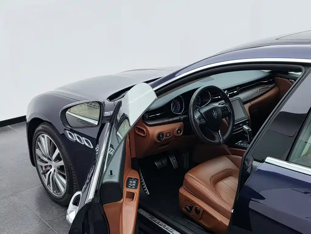 Maserati Quattroporte 2018 — фото 24