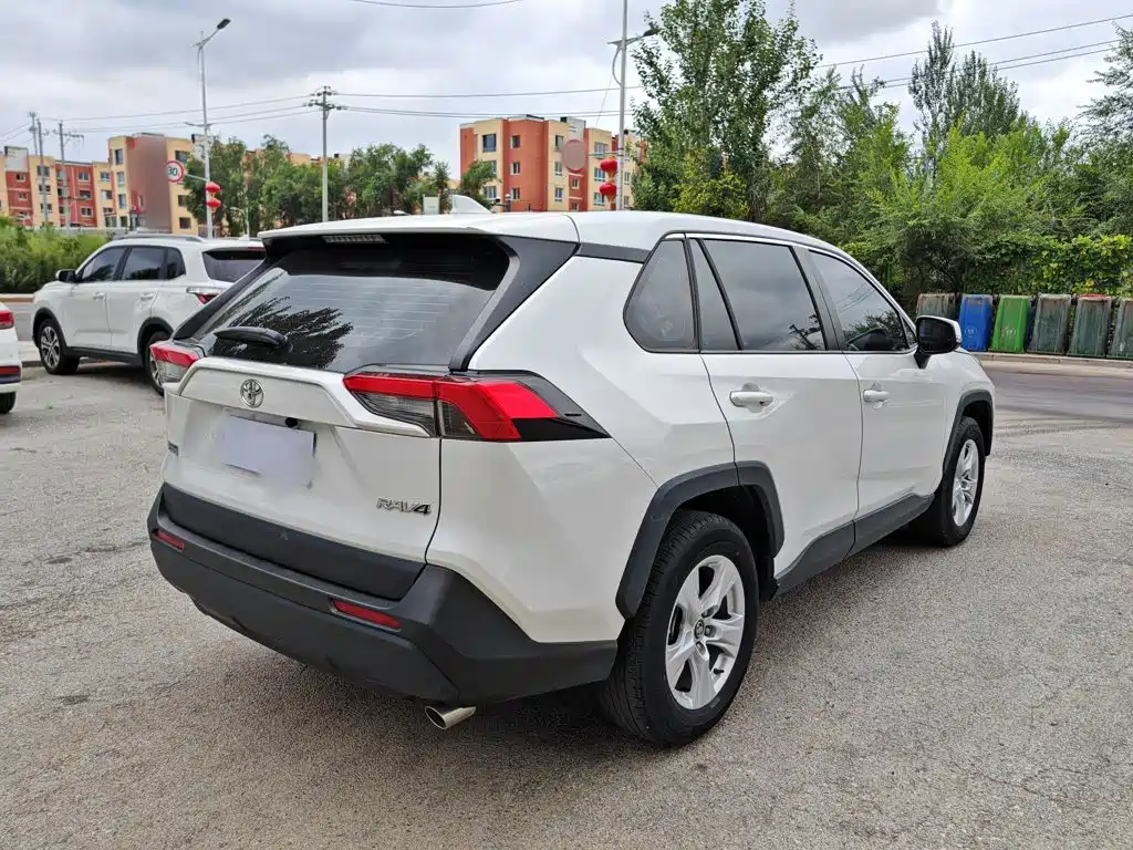 Toyota RAV4 2024 — фото 13