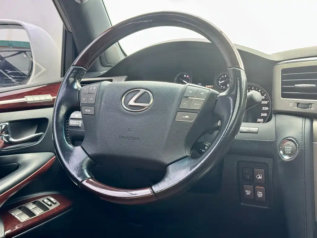 Lexus LX 2016 — фото 14