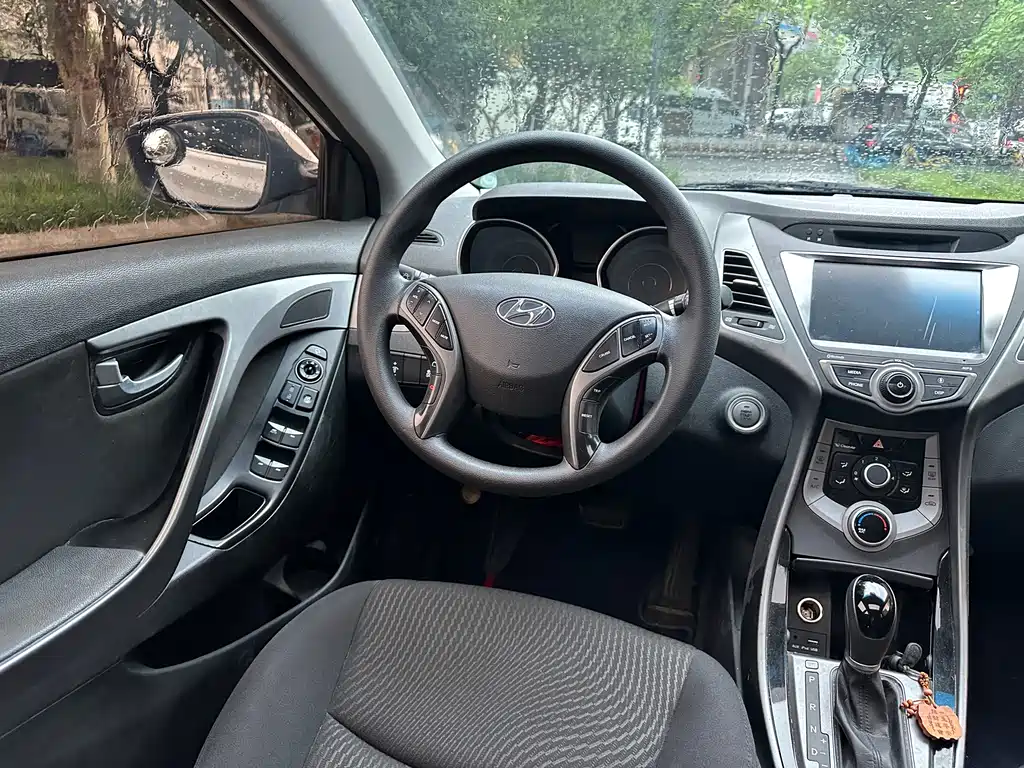 Hyundai Elantra 2017 — фото 12
