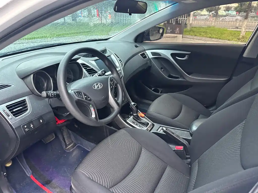Hyundai Elantra 2017 — фото 15