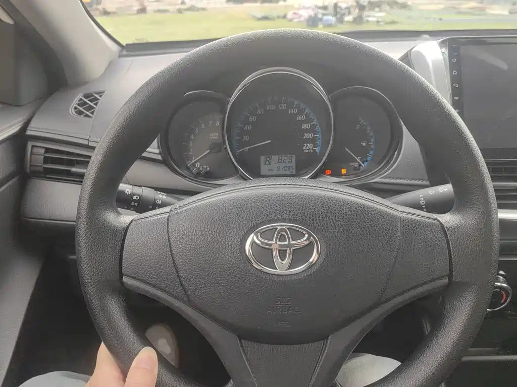Toyota Yaris L 2019 — фото 13