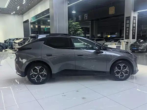Lynk & Co Z20 2025
