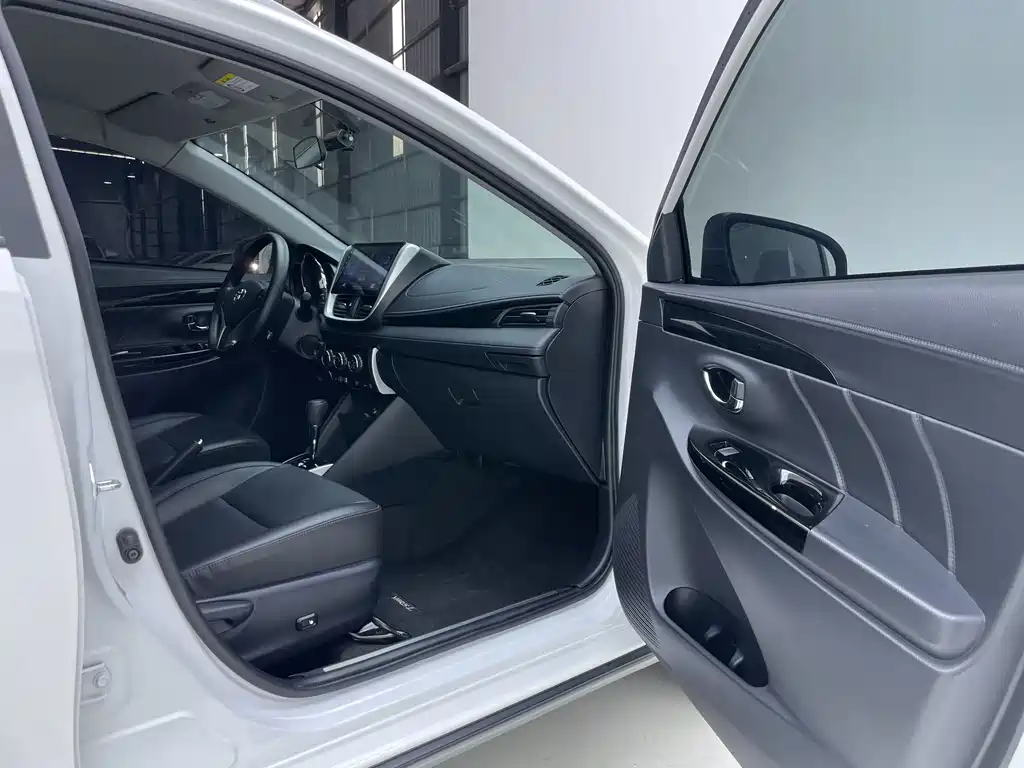 Toyota Yaris L 2023 — фото 18
