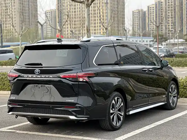 Toyota Granvia 2023