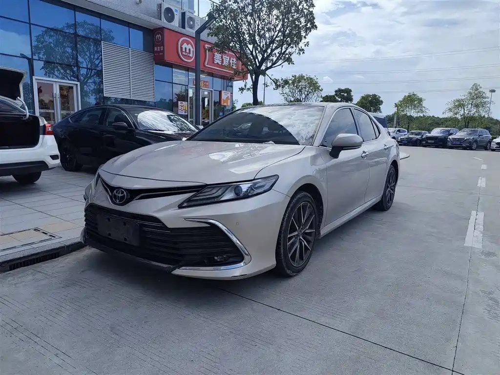 Toyota Camry 2021 — фото 1
