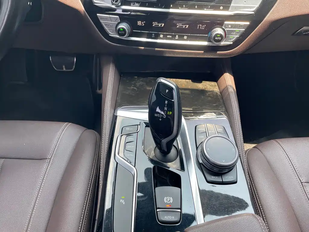 BMW 5 Series 2019 — фото 11
