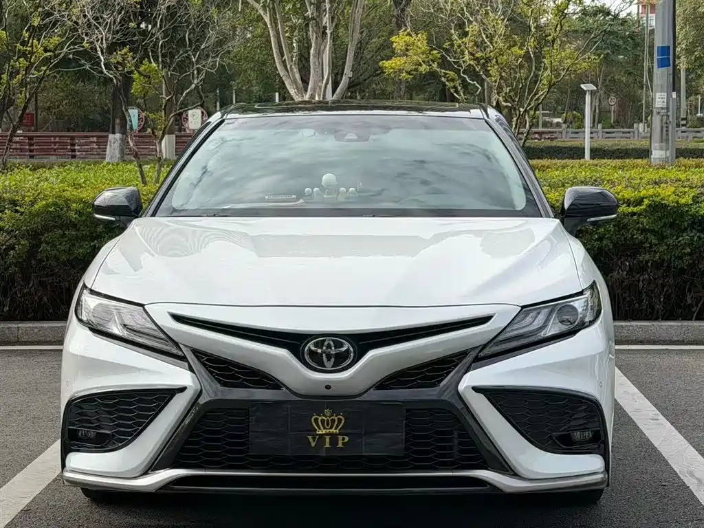 Toyota Camry 2022 — фото 2