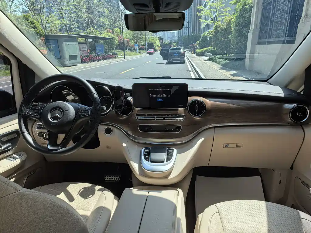 Mercedes-Benz V-Class 2022 — фото 11