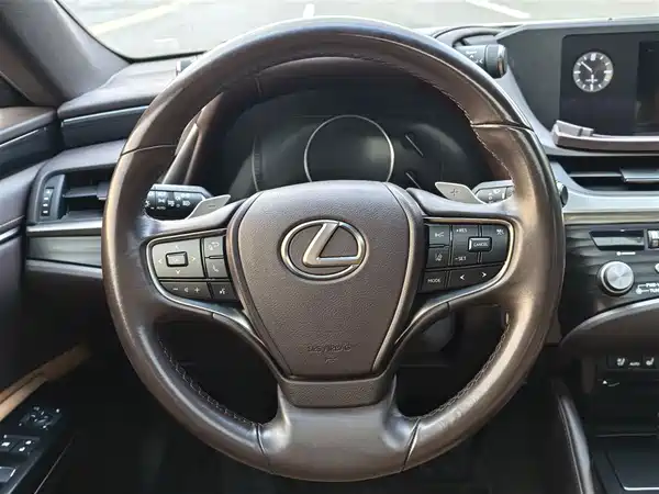Lexus ES 2020
