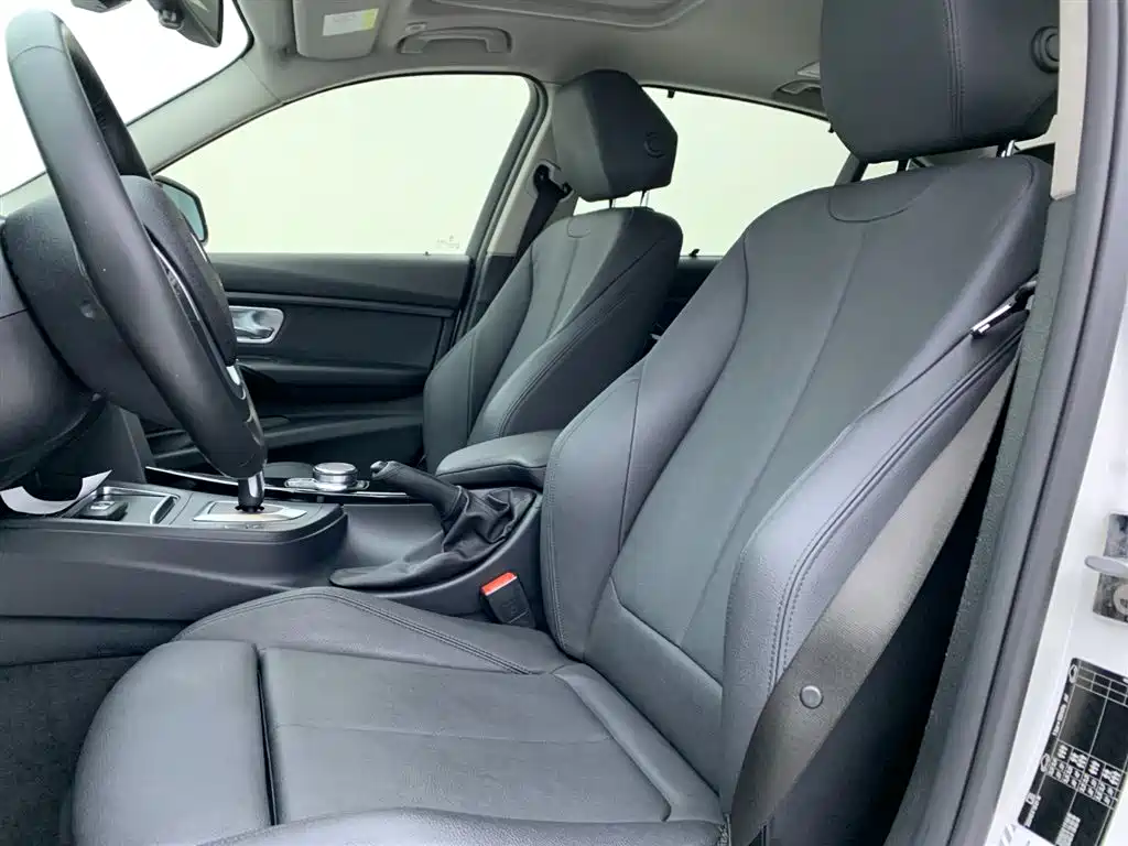 BMW 3 Series 2018 — фото 11
