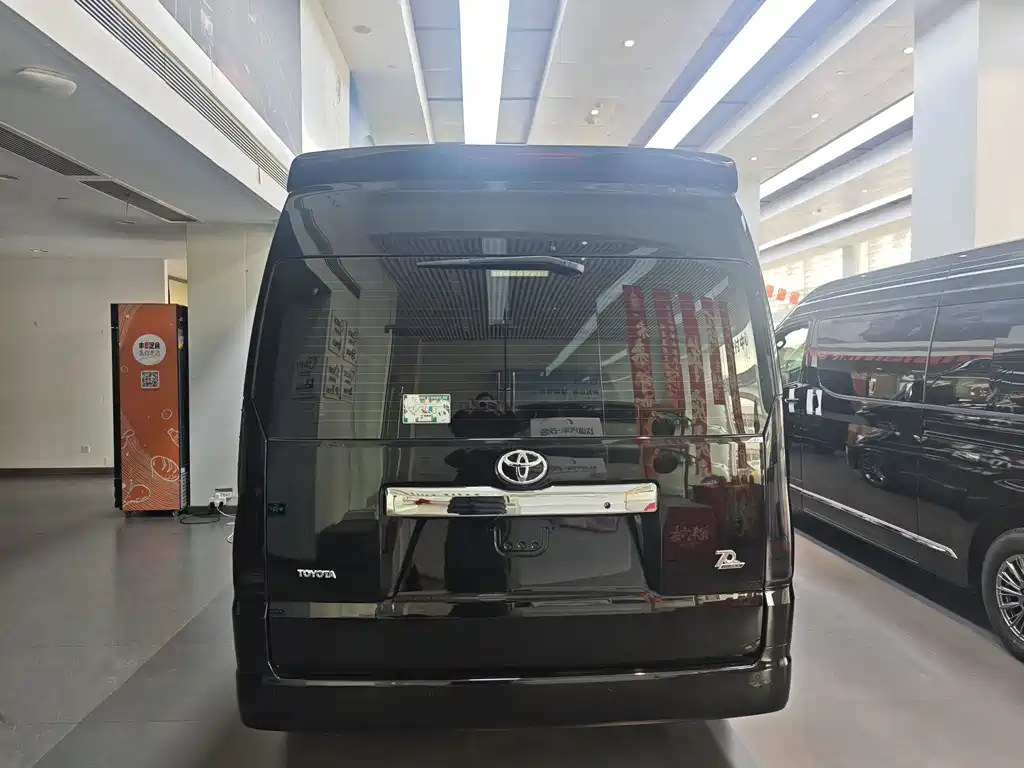 Toyota Hiace — фото 4