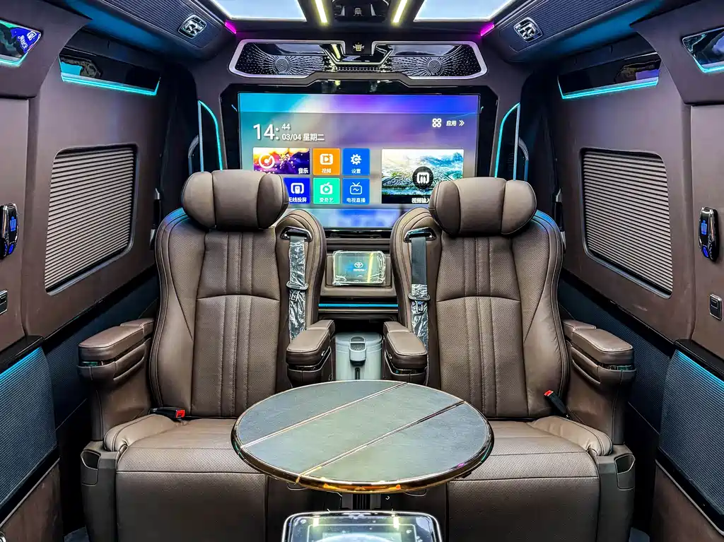 Toyota Hiace — фото 19