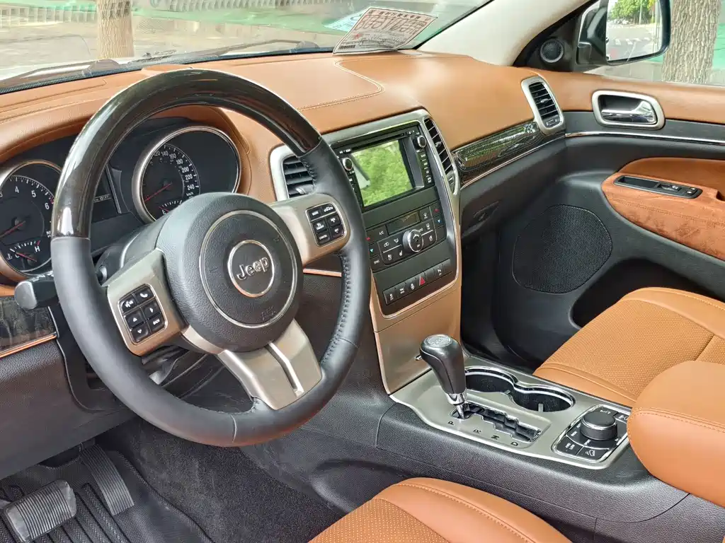 Jeep Grand Cherokee 2012 — фото 9