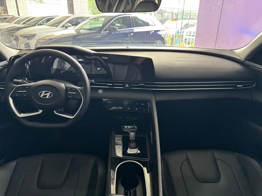 Hyundai Elantra 2023 — фото 11