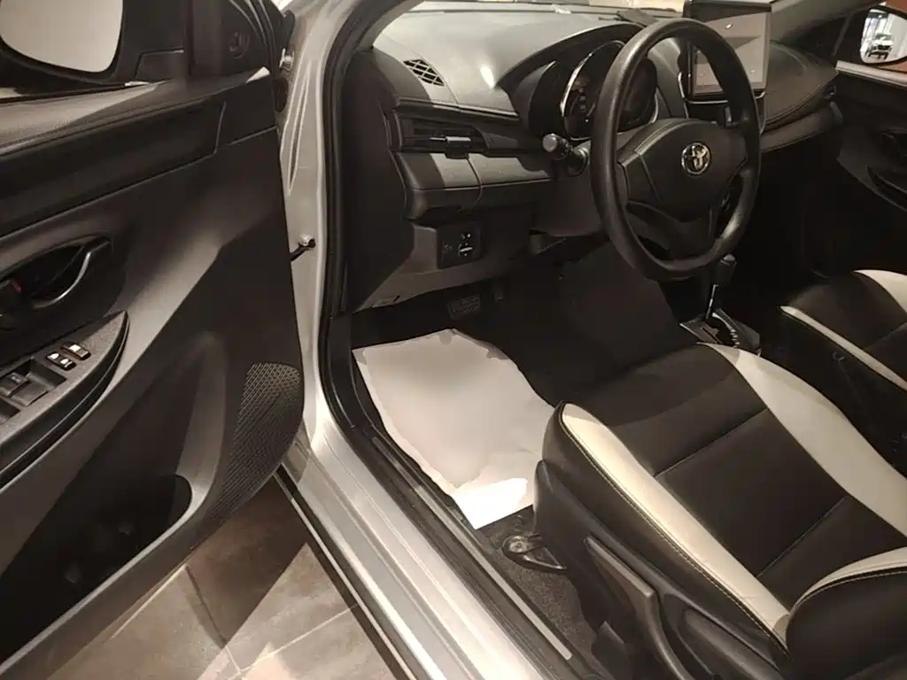 Toyota Yaris L 2020 — фото 16