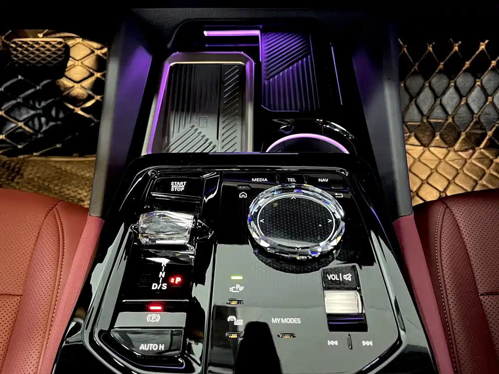 BMW 5 Series 2025 — фото 10